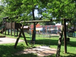 Kinderspielplatz "Hinter dem Schlossgarten" mit Blick auf den Kindergarten