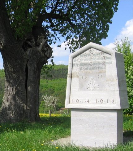 Das Kriegerdenkmal auf dem Weinberg in Krauthausen